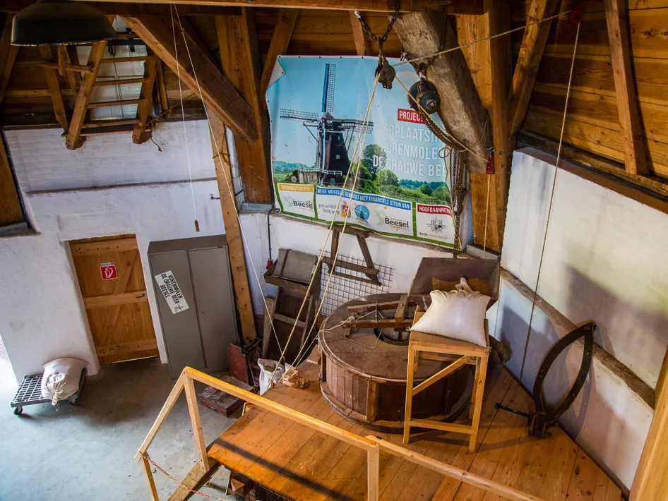 Das Innere der Mühle, wo man den ganzen Mechanismus sehen kann, der sie am Laufen hält