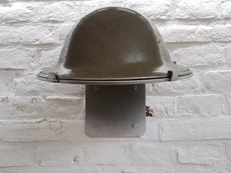 De helm van Donald Barret als deel van het monument