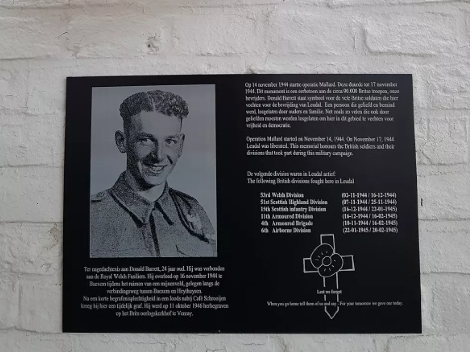 Plaquette met tekst over Donald Barret