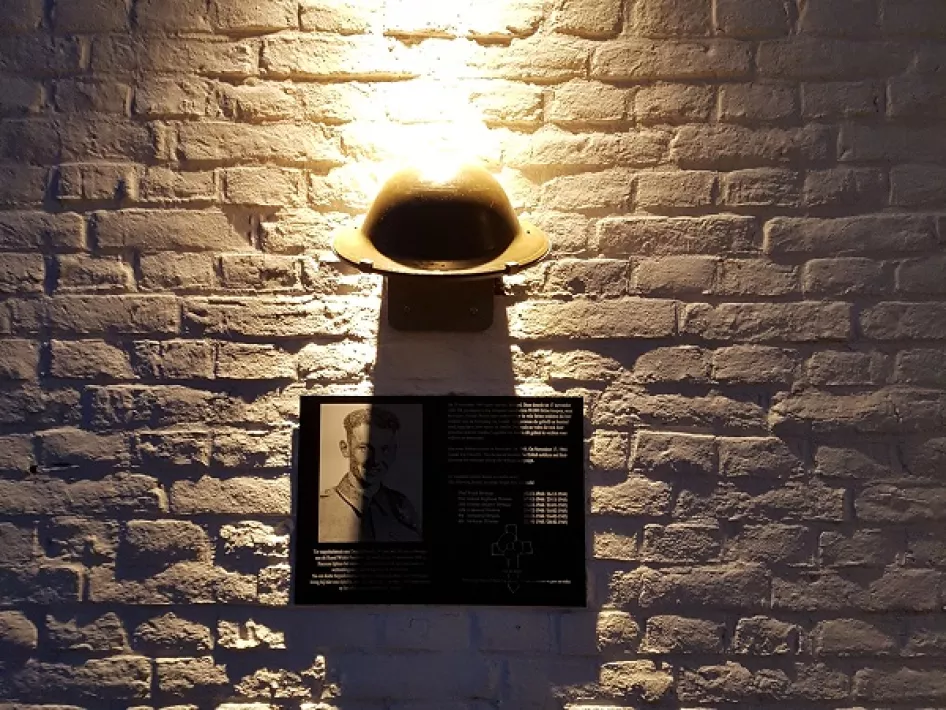 Monument voor Donald Barret die lag begraven in een tuin