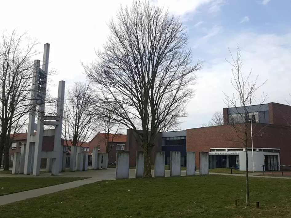 Het monument bij de voormalige Vredeskerk