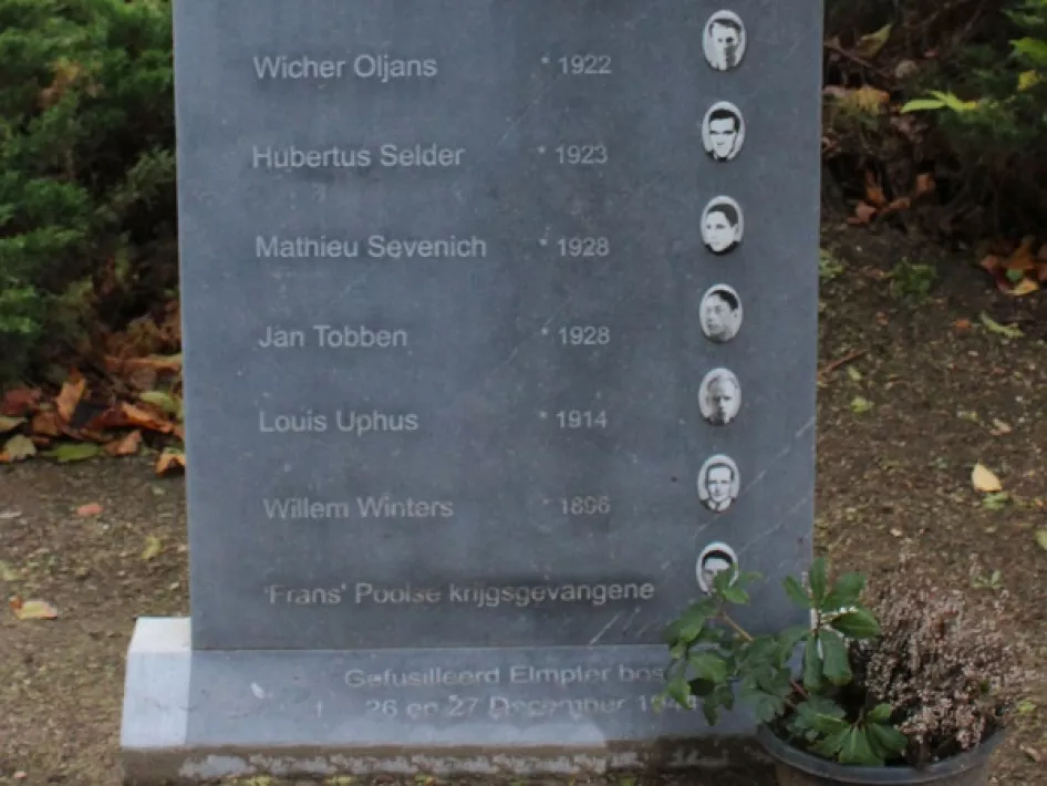 Het monument voor de 14 gefusilleerde Roermondenaren met daarop de namen van de 14 mannen -2