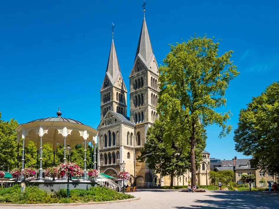 De Munsterkerk met op de voorgrond de Kiosk op het Munsterplein