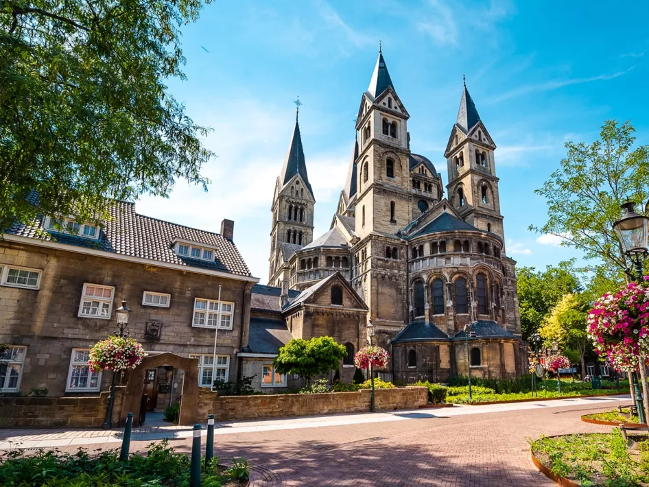 Het achteraanzicht van de Munsterkerk Roermond