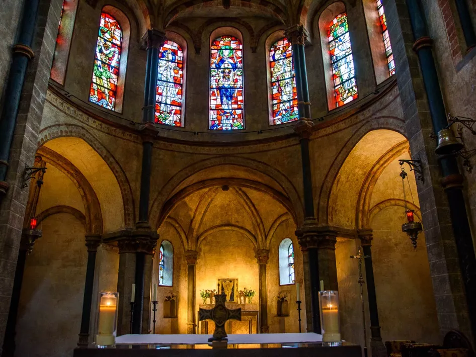 Het koor van de Munsterkerk met prachtig glas-in-lood ramen