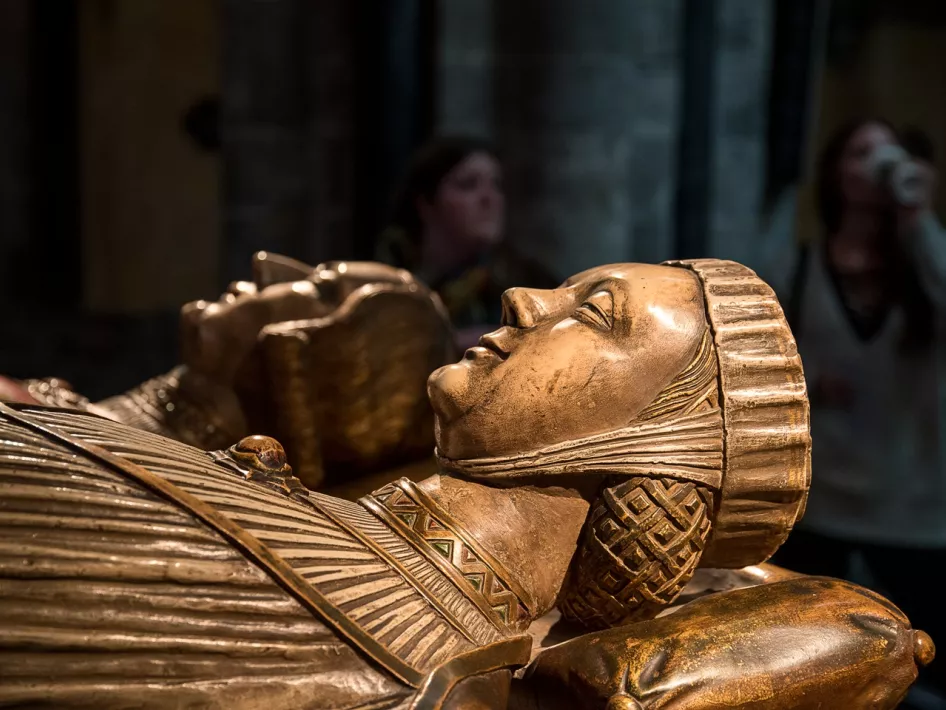 De sarcofagen, te bezichtigen in de Munsterkerk Roermond