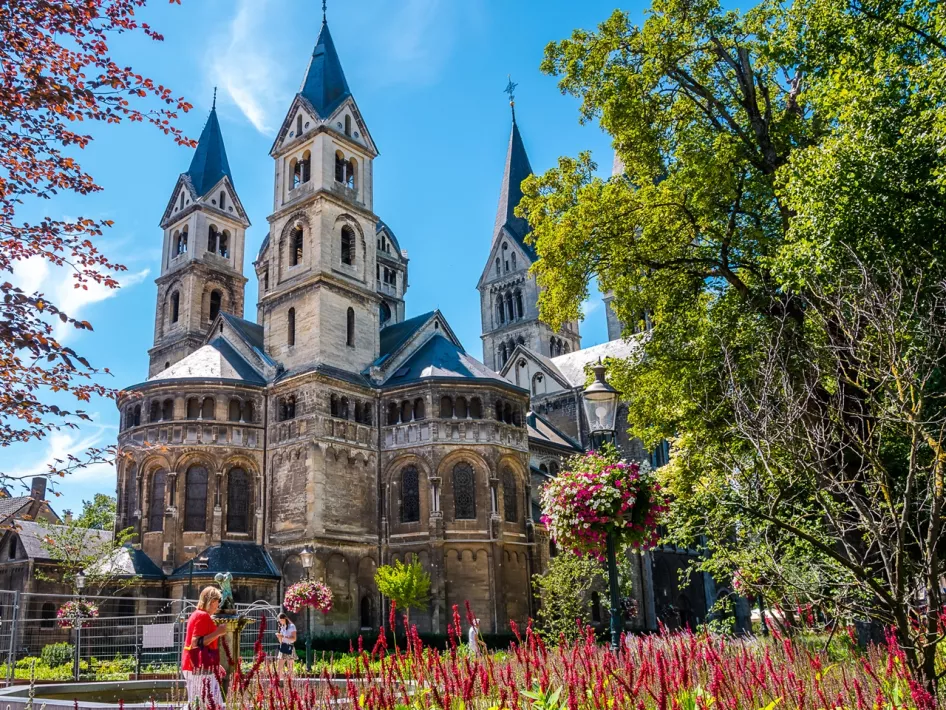 De zijkant van de Munsterkerk met op de voorgrond de herdenkingsfontein