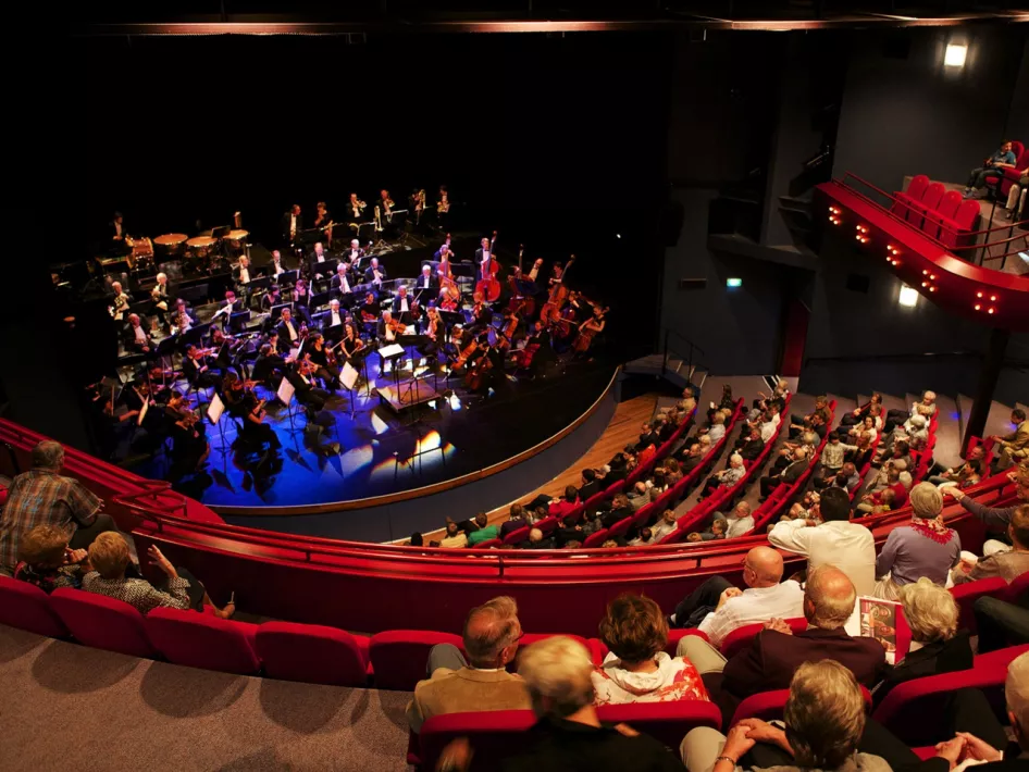 Publiek luistert naar een klassiek concert in het Munttheater
