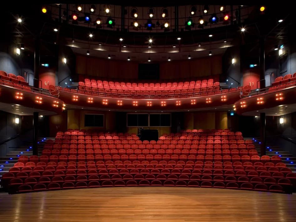 Lege theaterzaal gezien vanaf het podium