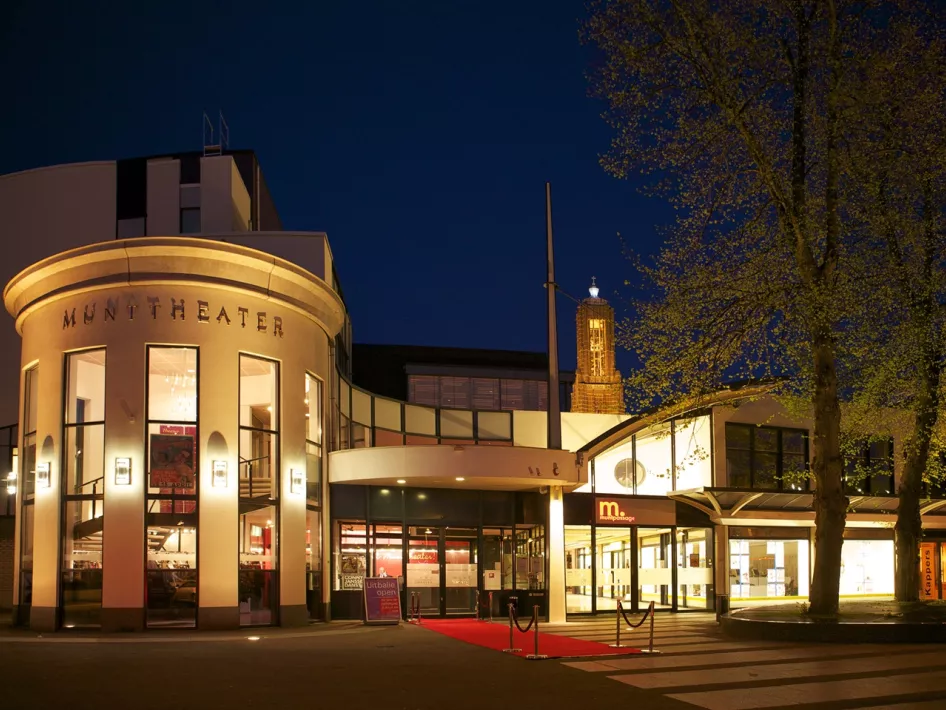 Het Munttheater in Weert, fraai verlicht in het donker