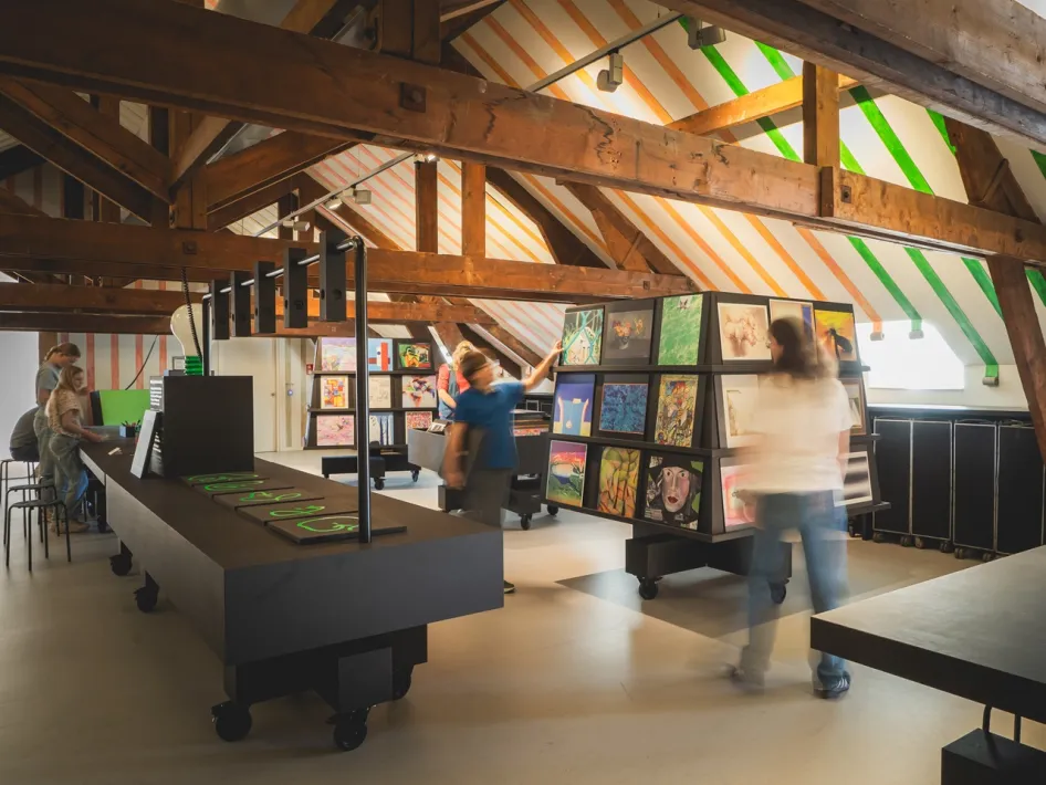 Besucher betrachten Kunstwerke in De Bovenkamer des Museum van Bommel van Dam in Venlo.