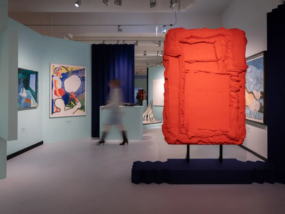 Tentoonstellingsruimte van Museum van Bommel van Dam met schilderijen en een groot rood kunstwerk.
