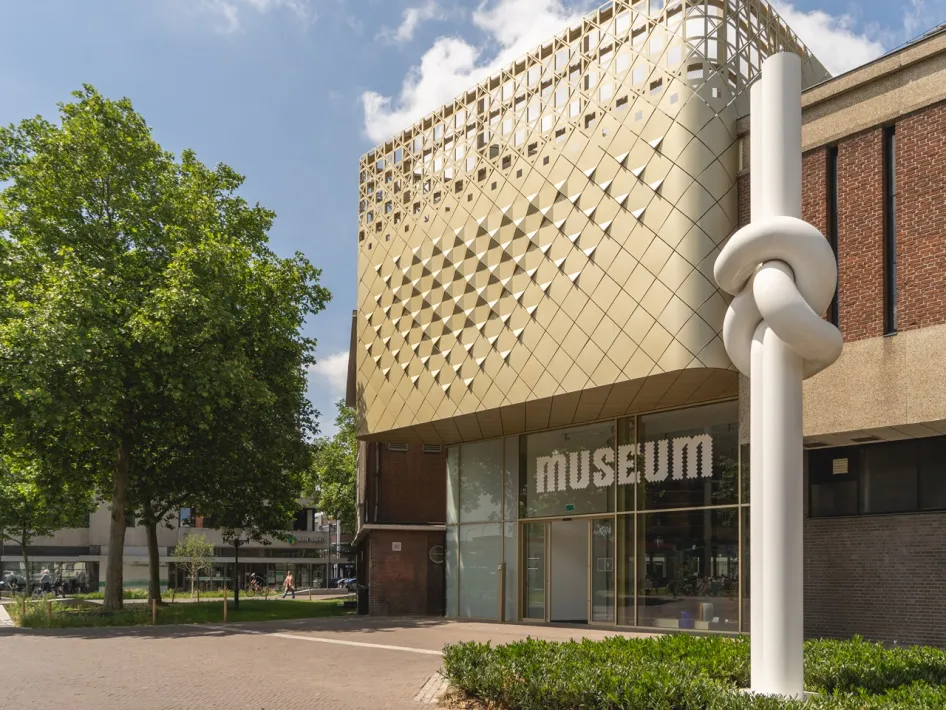 Parkentree van Museum van Bommel van Dam in Venlo met de opvallende gevel en een wit kunstwerk.