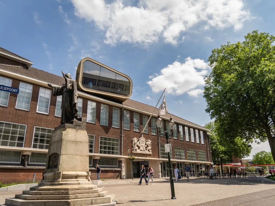Museum van Bommel van Dam im ehemaligen Postamt in Venlo, mit der Duikbril (Taucherbrille) auf dem Dach.