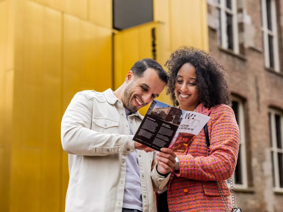 Man en vrouw staan voor Museum W
