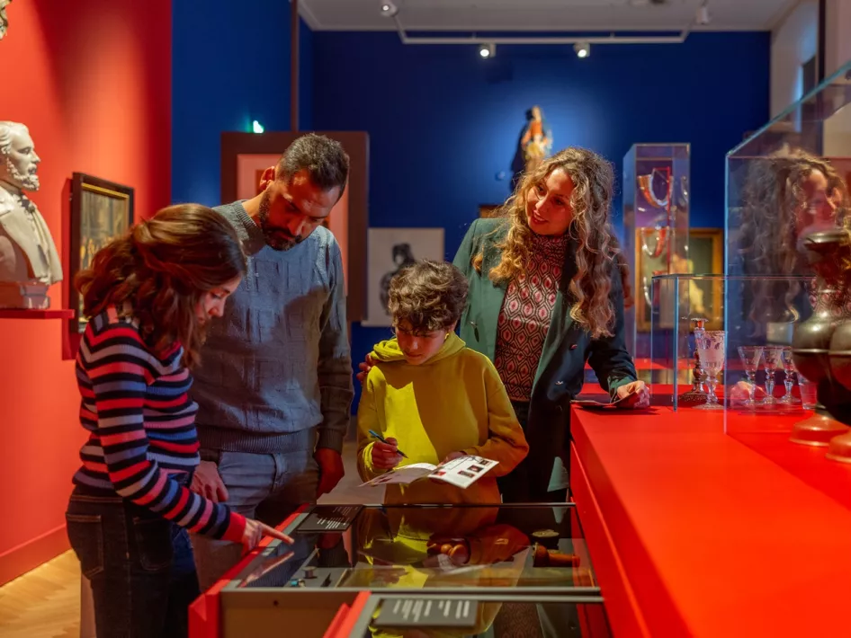 Gezin met man vrouw en twee kinderen in museum w