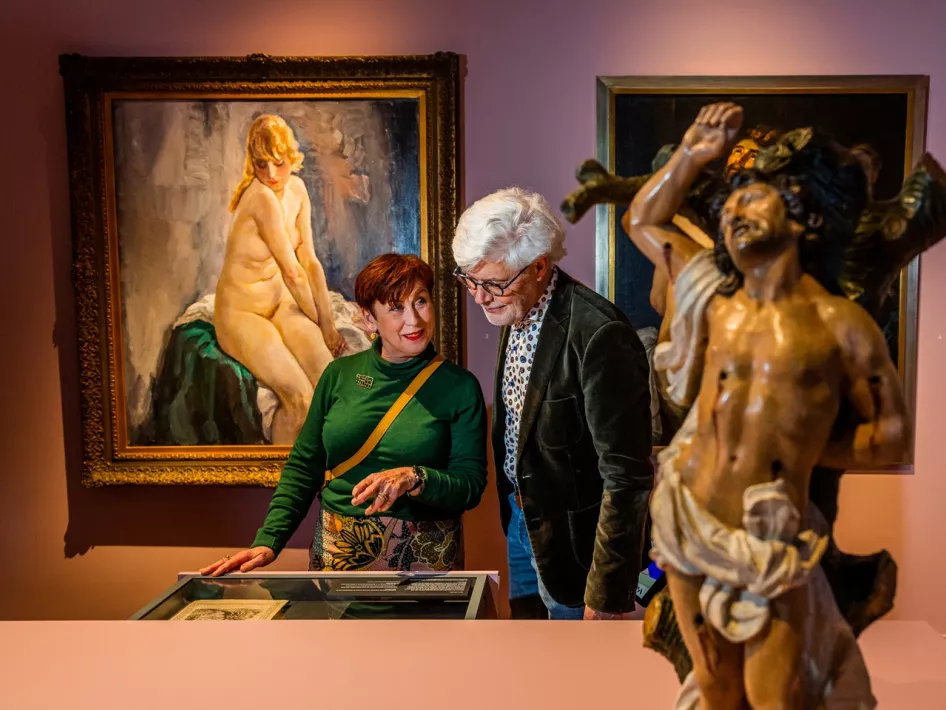 Man en vrouw in museum w