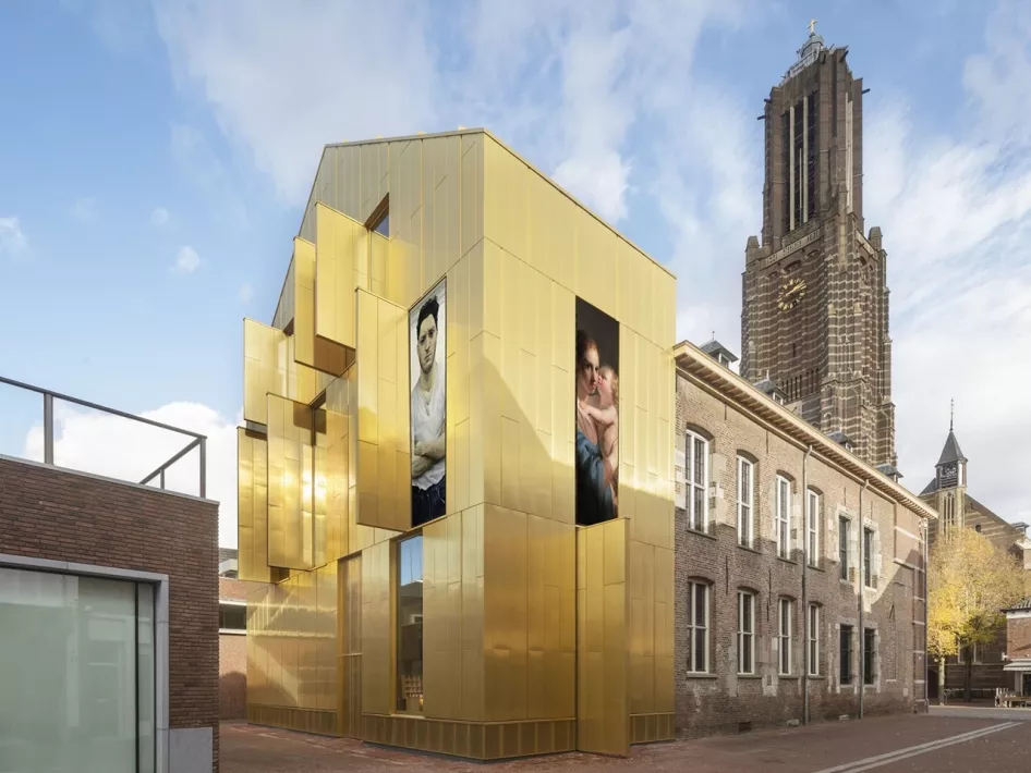 Die wunderschöne goldene Fassade des Museums W, entworfen von Maurice Mentjens