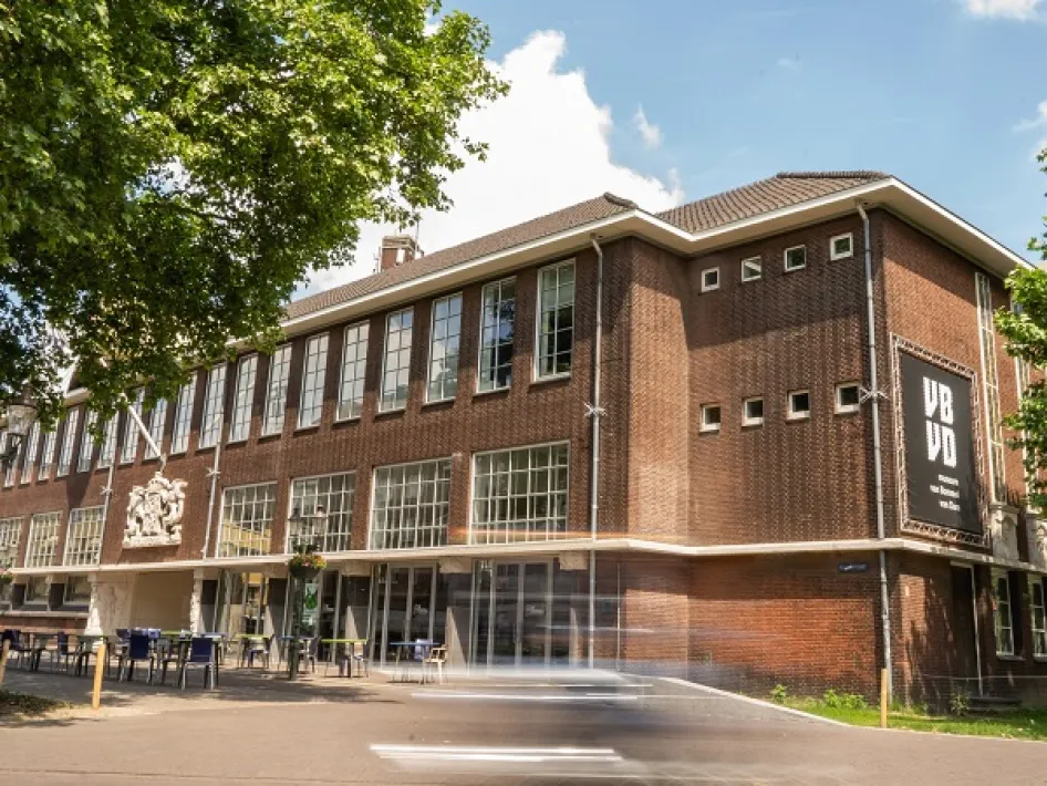Buitenkant van museum van Bommel van Dam in Venlo met bakstenen gevel en terras ervoor, waar de tentoonstelling Seeing Sounds plaatsvindt