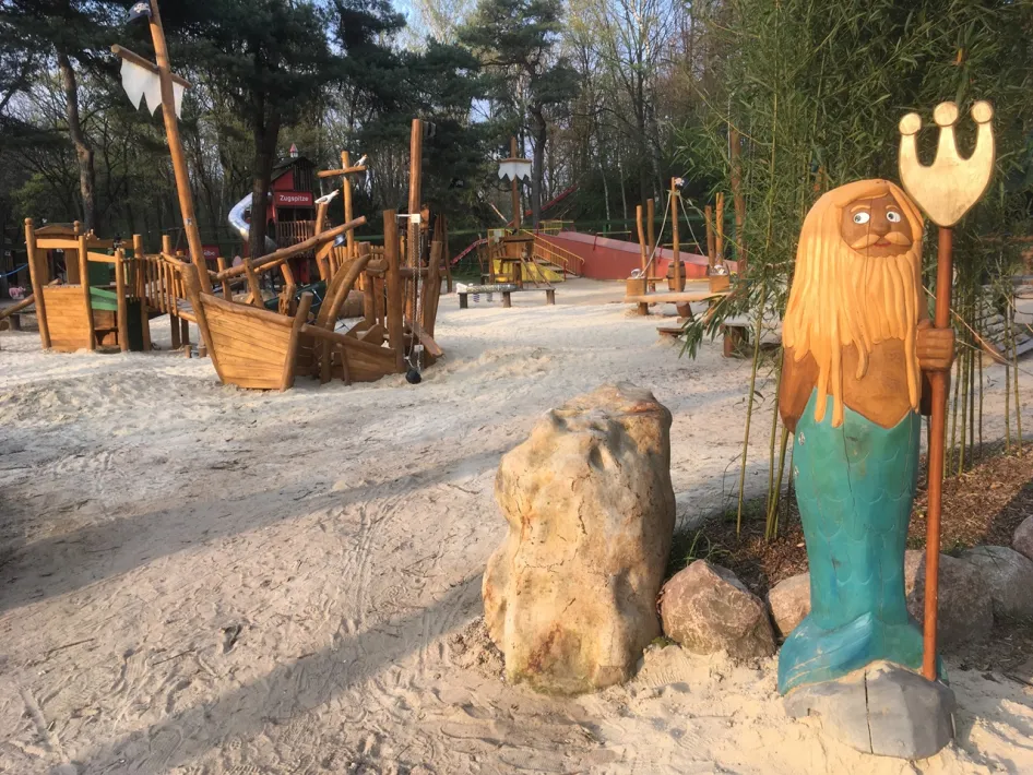 Spielplatz mit hölzernem Piratenschiff und Poseidon-Statue im Natur- und Tierpark Brüggen