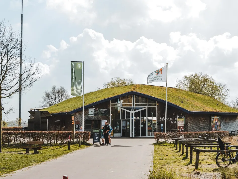 Buitencentrum De Pelen met groen begroeid dak en welkomstbord bij de ingang, het decor van de Nature Impact Day bij Nationaal Park de Groote Peel.
