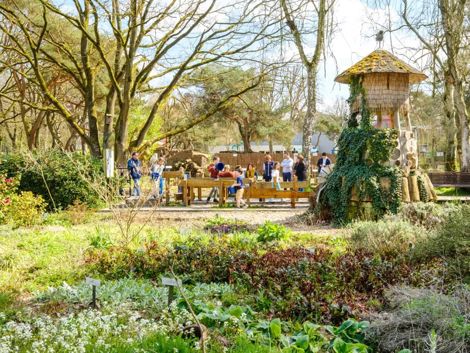 Gruppe sitzt im Garten von das Natur- und Umweltzentrum De IJzeren Man