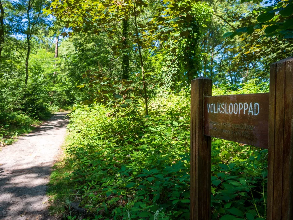 Sign indicating the Volksloop trail in De IJzeren Man nature reserve