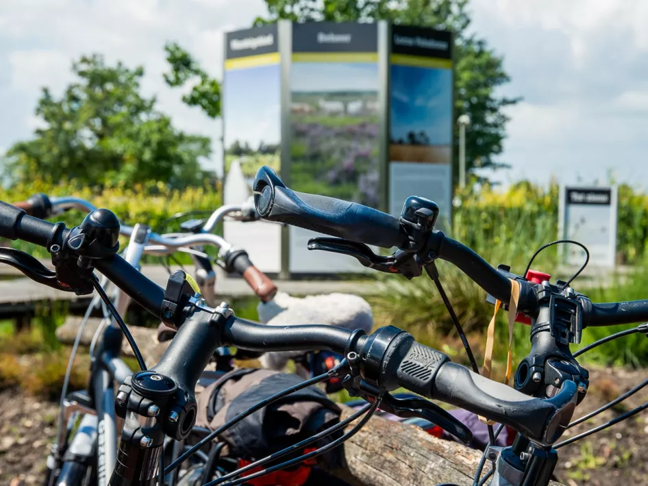 Fietsen staan bij de infoborden van Buitencentrum De Pelen, eventuele startlocatie van de Natuurroute Nederweert