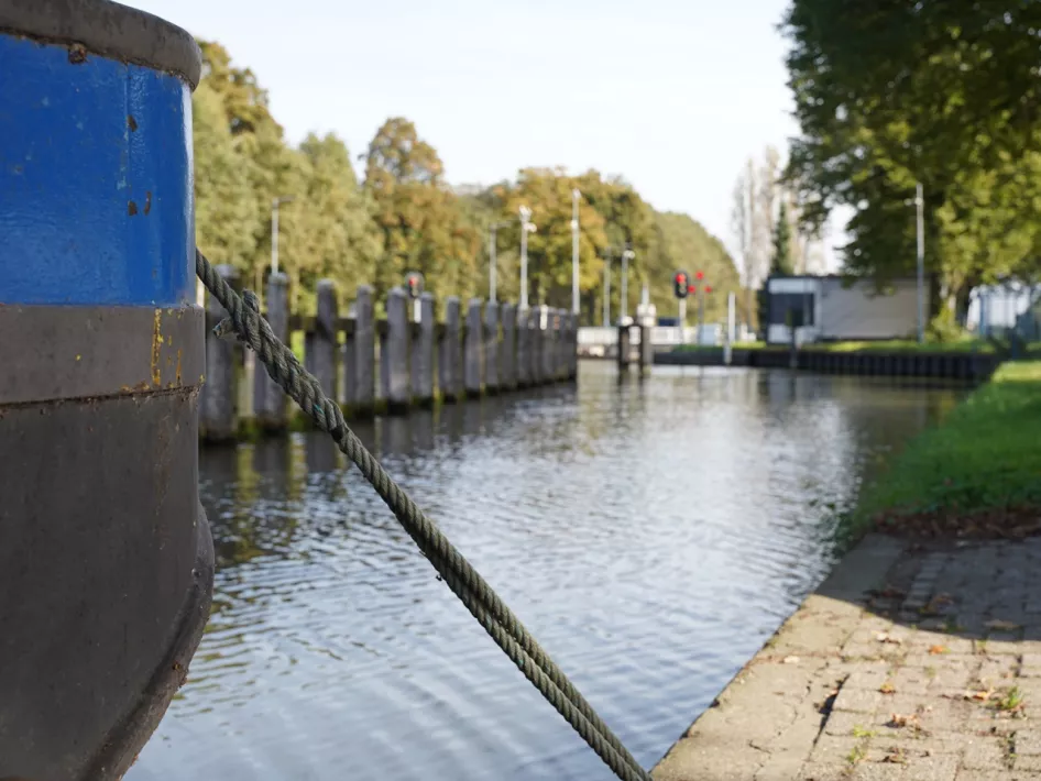 Aangemeerde boot in close up met Sluis 15 op de achtergrond