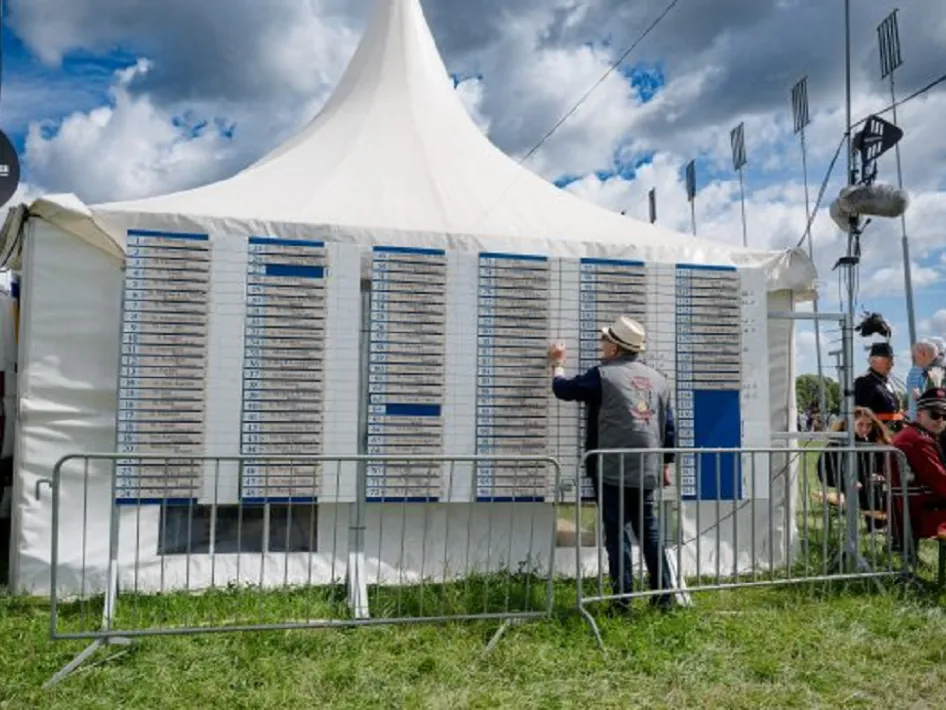 Een deelnemer bekijkt de scores tijdens de kaveling op het OLS.