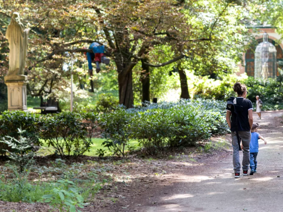 Man en kind wandelen door de natuur in het Oda Park