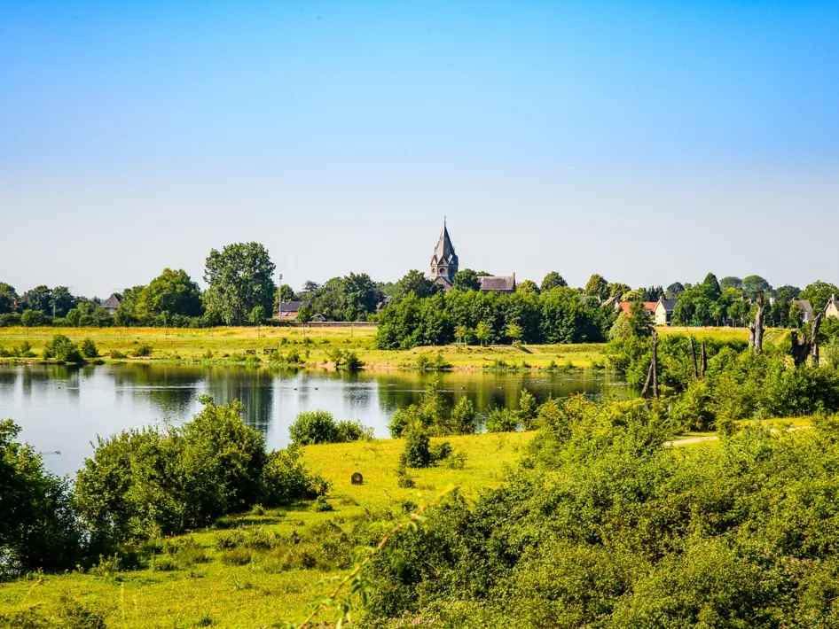 De teggerse Plas gezien vanaf de over in het groen met op de achtergrond de kerk van Ohé en Laak