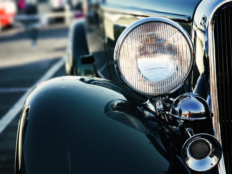 Close-up van een glimmende oldtimer tijdens het evenement oldtimers in de binnenstad van Roermond.