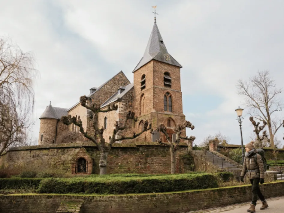 Struinen door Asselt & De Weerd Wandelaar langs Rozenkerkje Asselt Winter