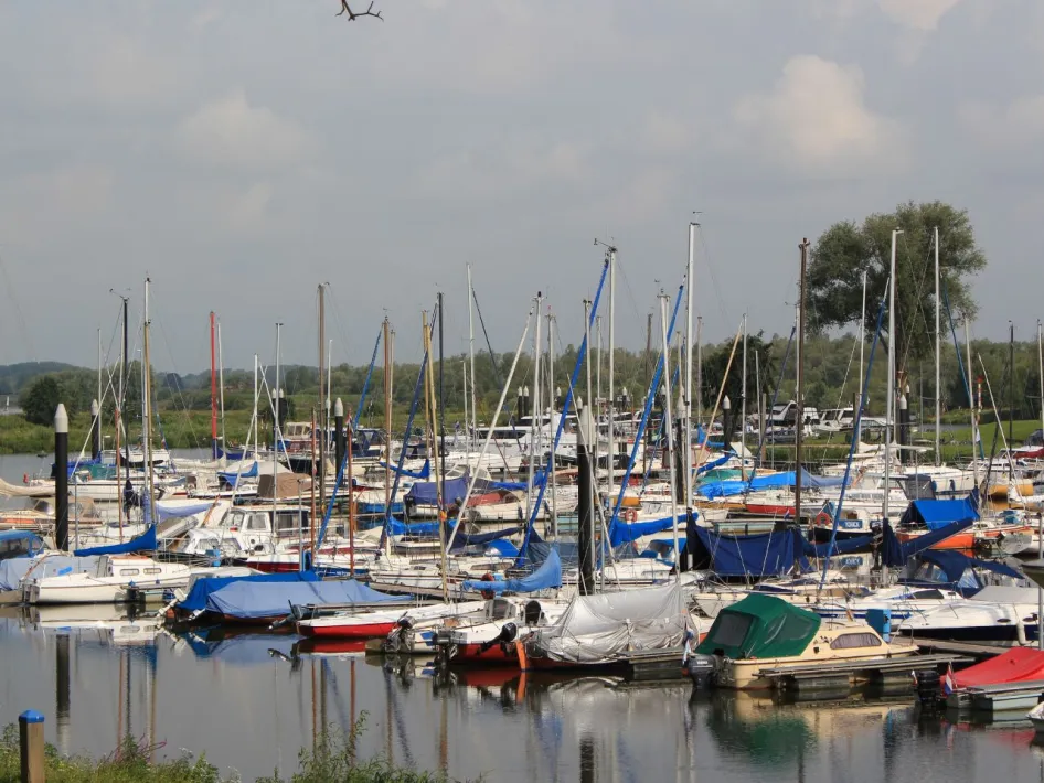 Jachthaven vol boten tijdens de seizoensopening Linssen Yachts in Maasbracht.