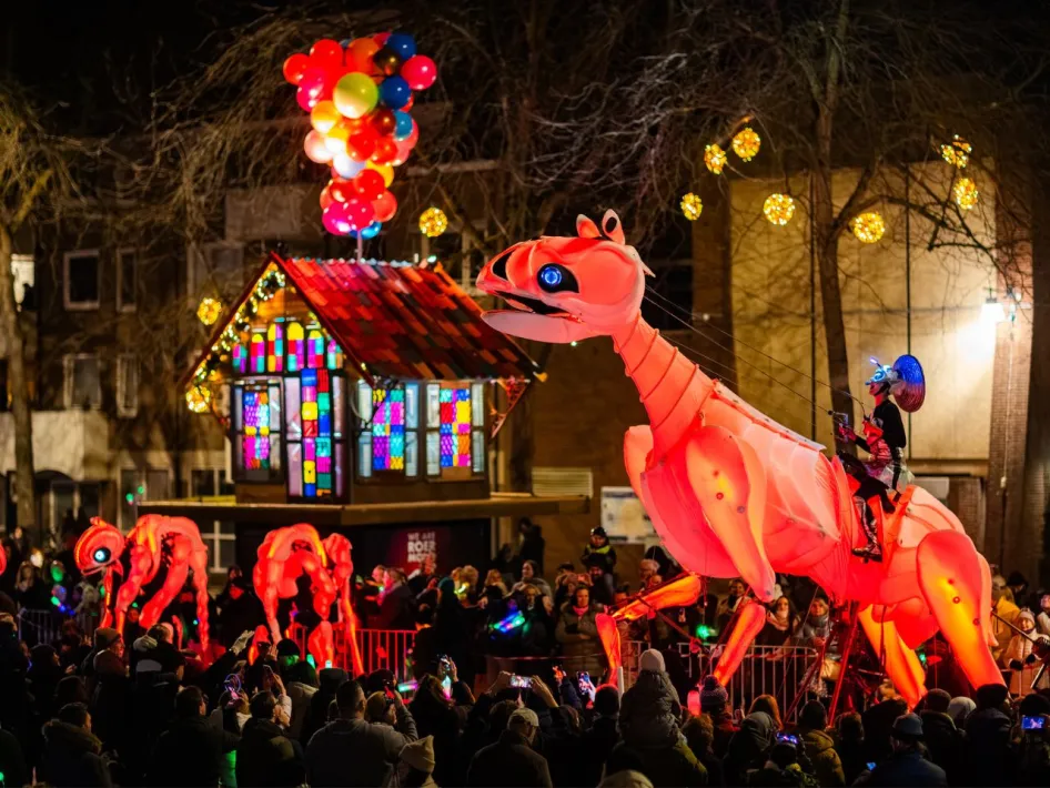 Grote verlichte fantasiedieren trekken door het publiek tijdens een lichtparade.