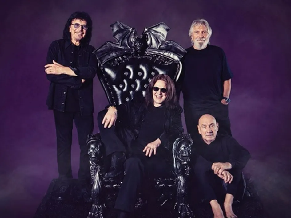 De vier bandleden van Black Sabbath poseren rondom een zwarte, gotische troon tegen een paarse achtergrond, met Ozzy Osbourne in het midden.