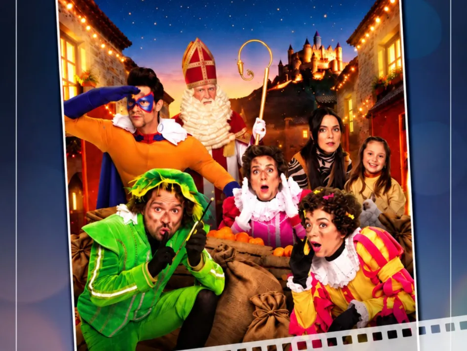 Filmposter van De Club van Sinterklaas: Paniek in het Pietendorp, met Sinterklaas en de Pieten voor een feestelijk verlicht dorp.