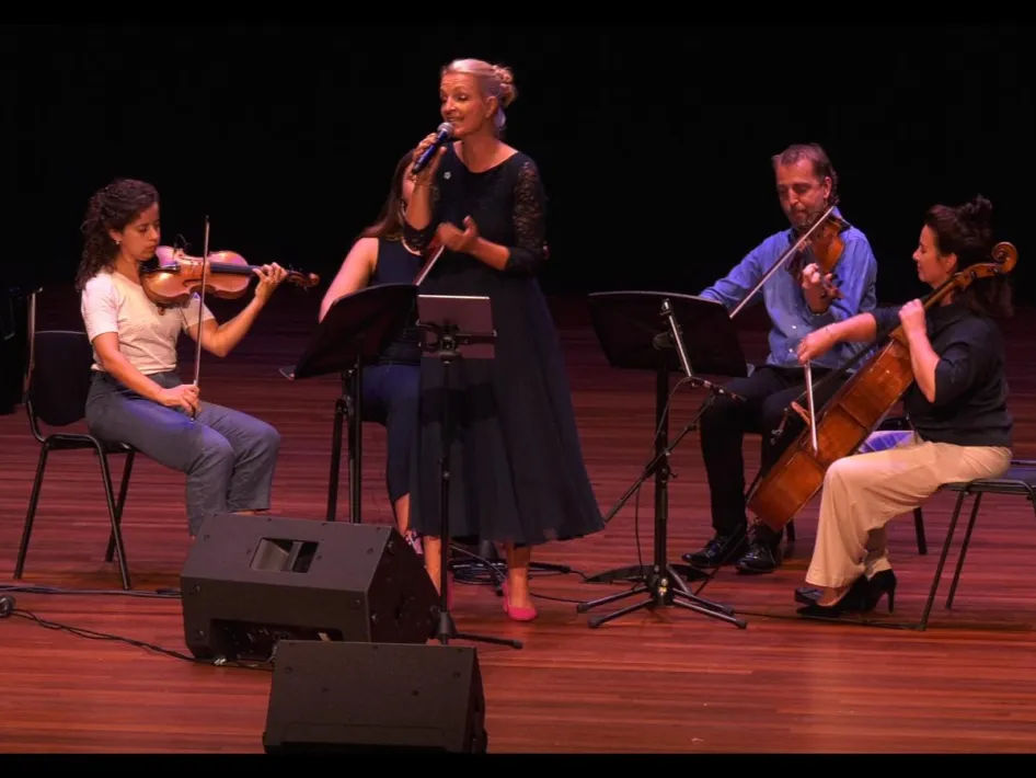Zangeres Willeke Simons treedt op met strijkmusici van Heritage Sinfonietta op het podium.