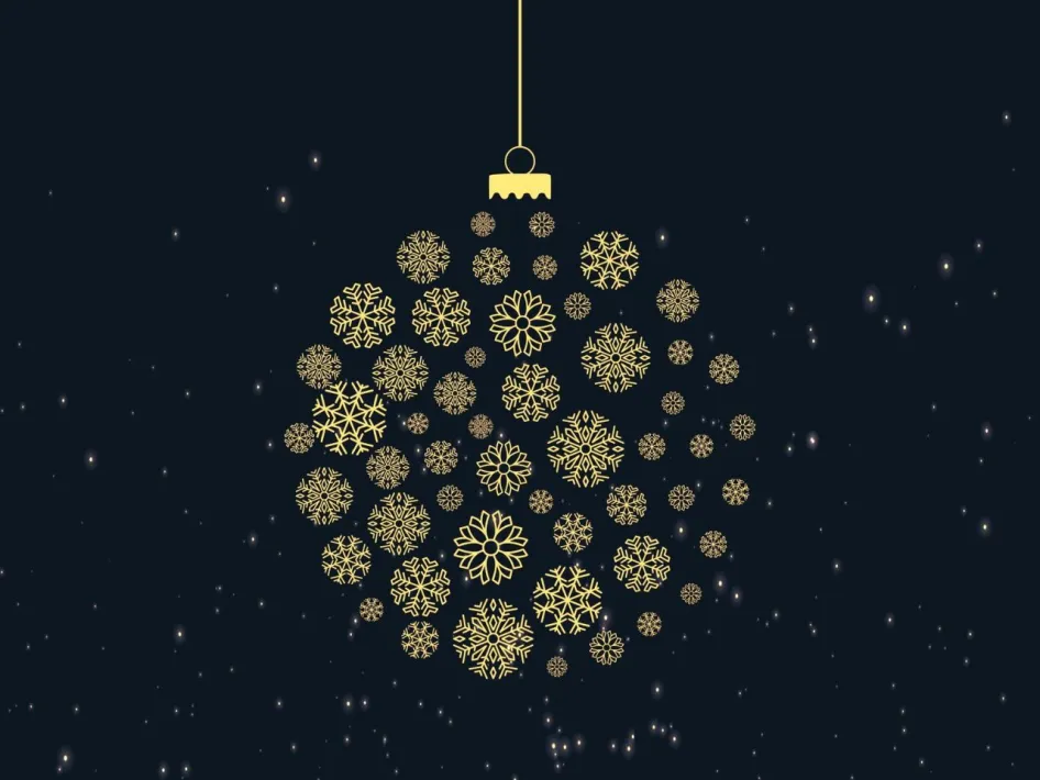 Gouden kerstbal van sneeuwvlokken op een donkerblauwe achtergrond met kleine lichtpuntjes.