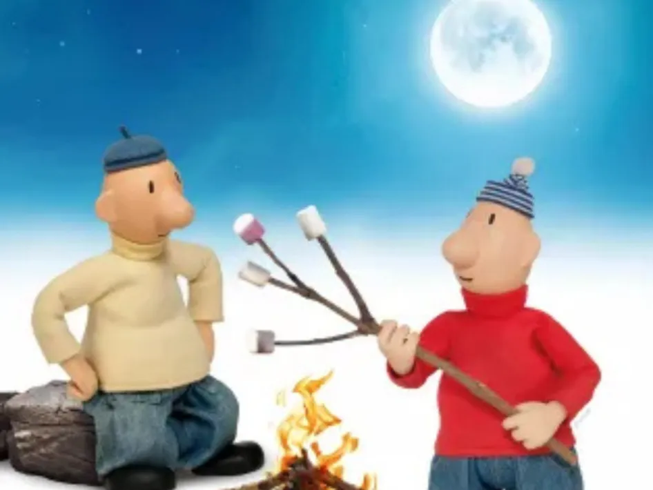 Buurman & Buurman naar de maan – de twee klussers bij een kampvuur onder de maan.