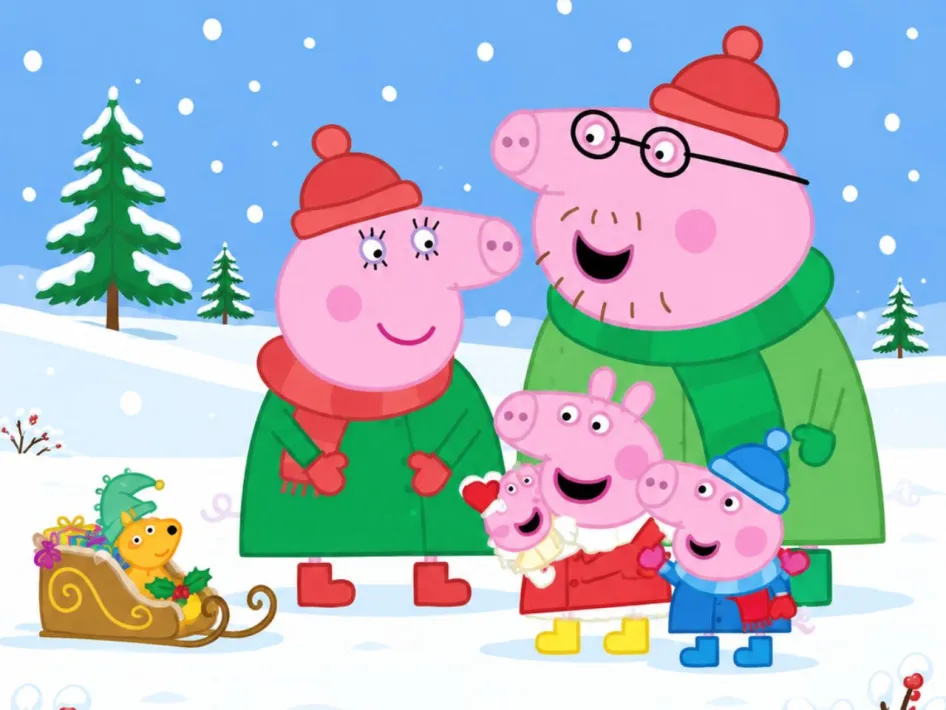 Peppa Pig en haar familie staan in winterkleding in een besneeuwd landschap, met vallende sneeuw, kerstgroen en een slee met cadeautjes.