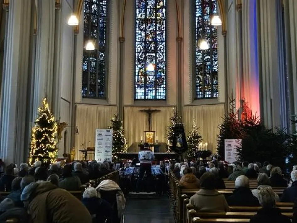 Bezoekers in de Lambertuskerk tijdens optredens en activiteiten die onderdeel zijn van kerstmarkt Swalmen.
