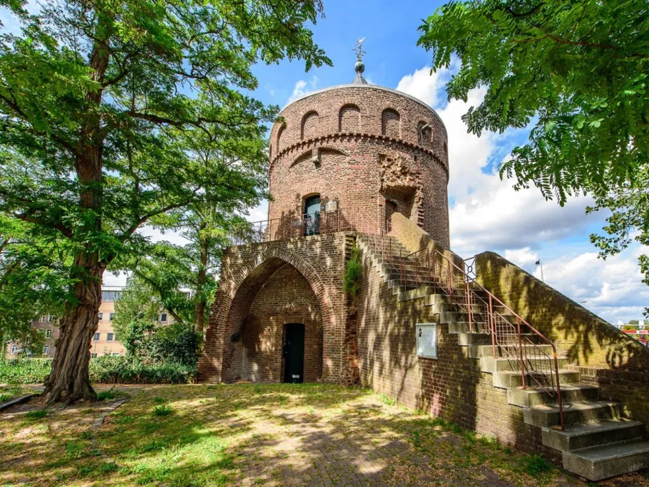 De Rattentoren in Roermond, een van de monumenten op de route van de Interactieve Monumententour.