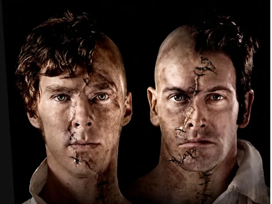 Twee hoofdpersonen met littekens uit de NT Live-voorstelling Frankenstein tegen een zwarte achtergrond.