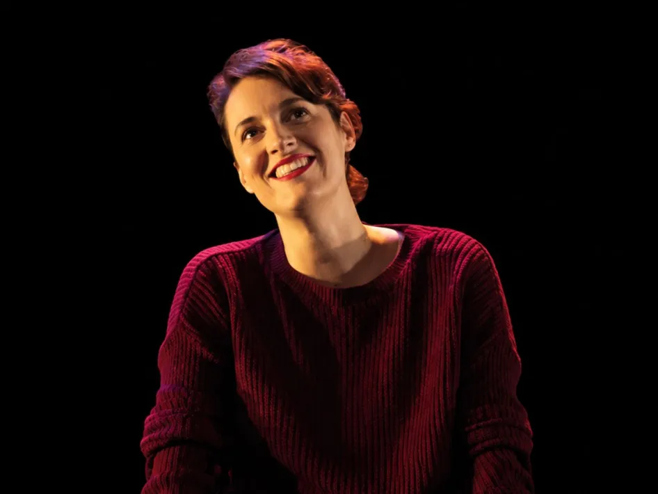 Phoebe Waller-Bridge op het podium tijdens de NT Live-voorstelling Fleabag.