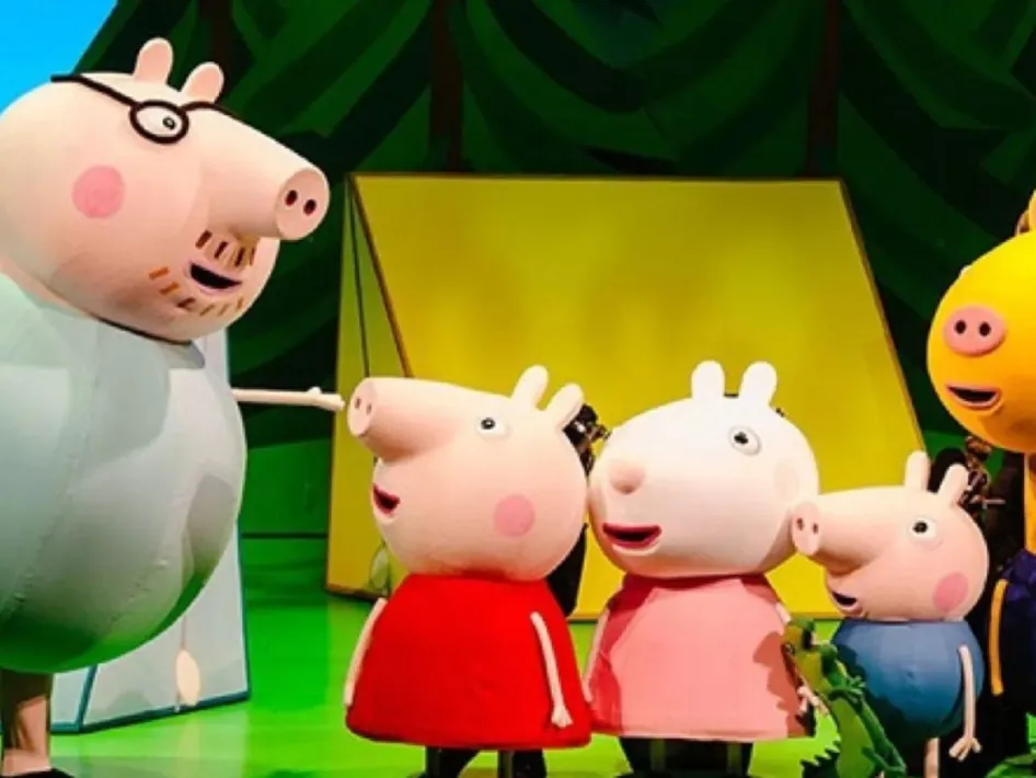 Peppa Pig staat op het podium tijdens een theatershow Peppa Pig live