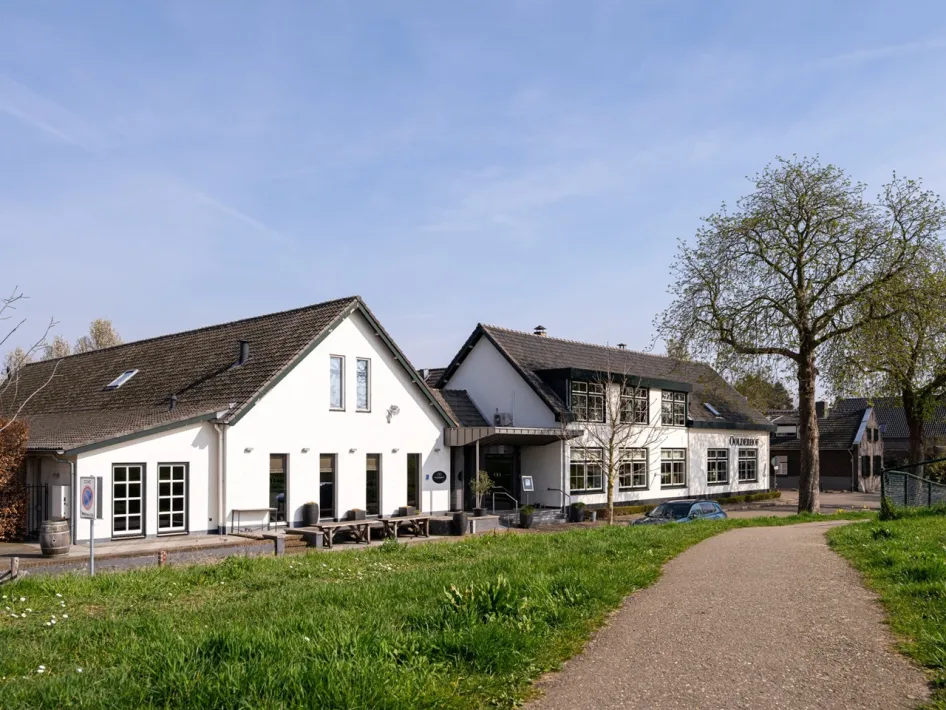 Buitenzijde van Oolderhof in Roermond, een groene locatie voor zakelijke bijeenkomsten aan de Oolderplas.