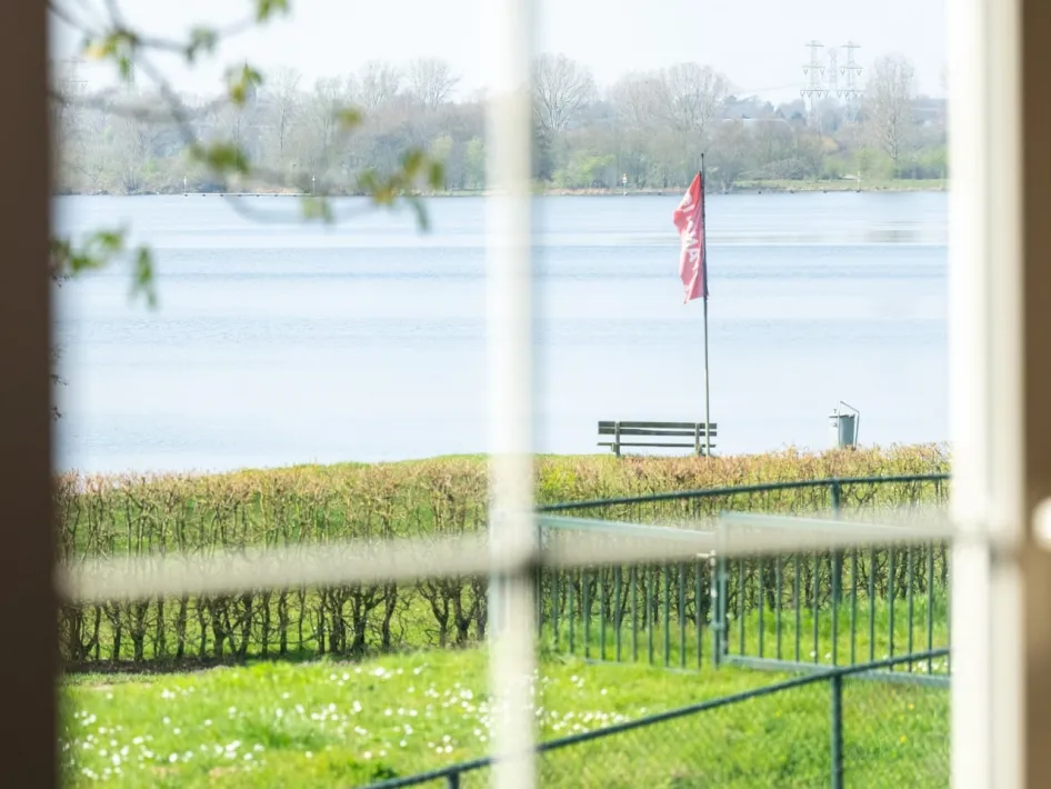 Uitzicht vanuit Oolderhof over de Oolderplas en het omliggende groen.