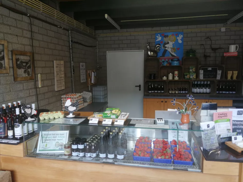 Streekproducten uitgestald in de boerderijwinkel van Op Homme